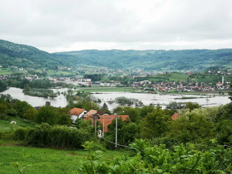 Hrvatska Kostajnica: Vodostaj rijeke Une pada, mje&scaron;tani i vatrogasci nastavljaju borbu