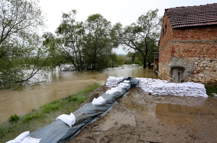 Hrvatska Kostajnica: Vodostaj rijeke Une pada, mje&scaron;tani i vatrogasci nastavljaju borbu