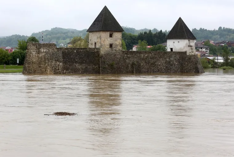 Hrvatska Kostajnica: Vodostaj rijeke Une pada, mje&scaron;tani i vatrogasci nastavljaju borbu