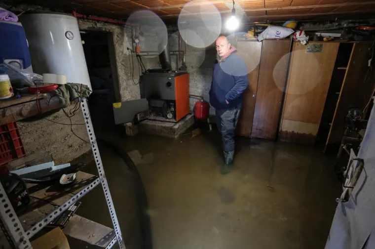 Hrvatska Kostajnica: Vodostaj rijeke Une pada, mje&scaron;tani i vatrogasci nastavljaju borbu