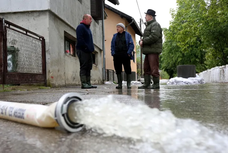 Hrvatska Kostajnica: Vodostaj rijeke Une pada, mje&scaron;tani i vatrogasci nastavljaju borbu