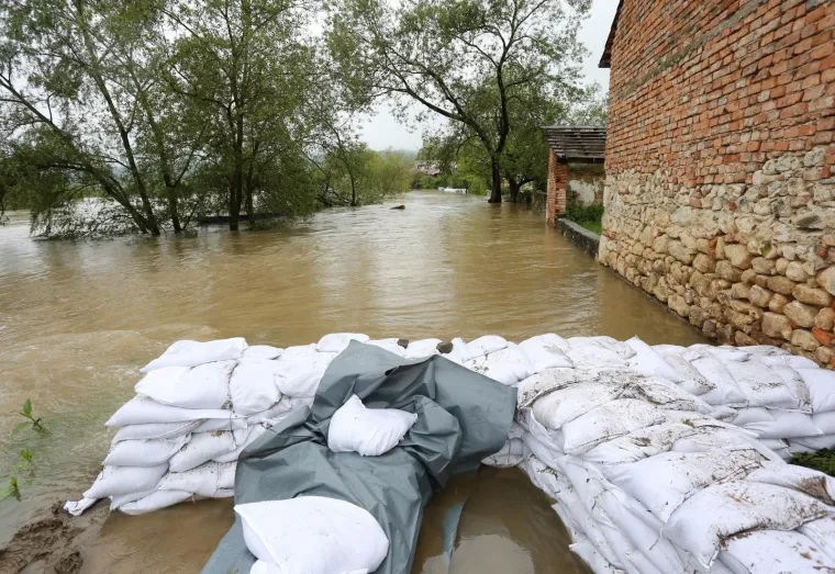 Hrvatska Kostajnica: Vodostaj rijeke Une pada, mje&scaron;tani i vatrogasci nastavljaju borbu