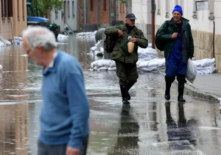 Hrvatska Kostajnica: Vodostaj rijeke Une pada, mje&scaron;tani i vatrogasci nastavljaju borbu