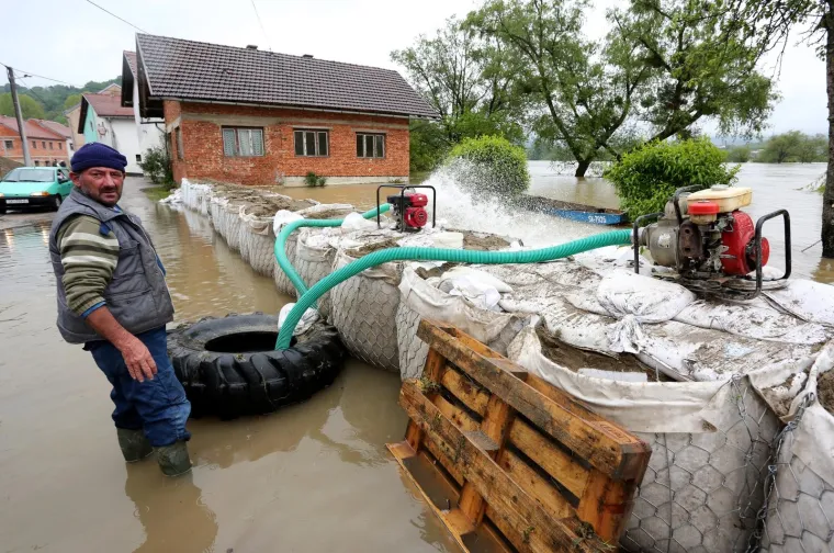 Hrvatska Kostajnica: Vodostaj rijeke Une pada, mje&scaron;tani i vatrogasci nastavljaju borbu