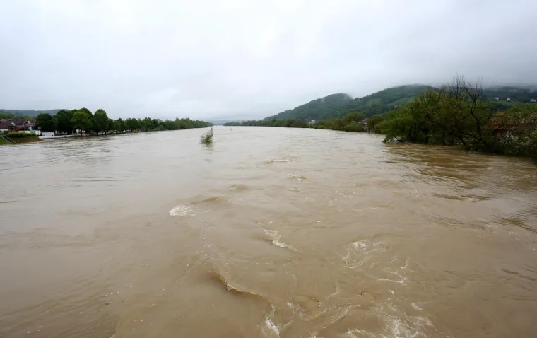 Hrvatska Kostajnica: Vodostaj rijeke Une pada, mje&scaron;tani i vatrogasci nastavljaju borbu