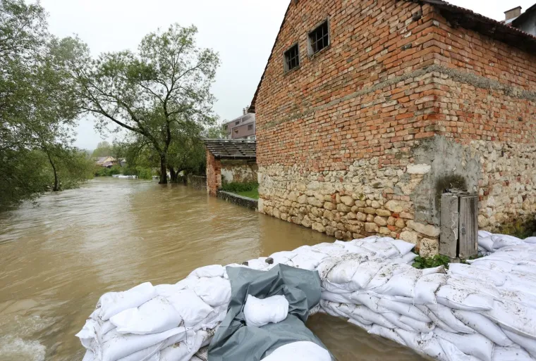 Hrvatska Kostajnica: Vodostaj rijeke Une pada, mje&scaron;tani i vatrogasci nastavljaju borbu