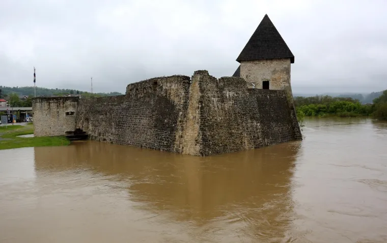 Hrvatska Kostajnica: Vodostaj rijeke Une pada, mje&scaron;tani i vatrogasci nastavljaju borbu