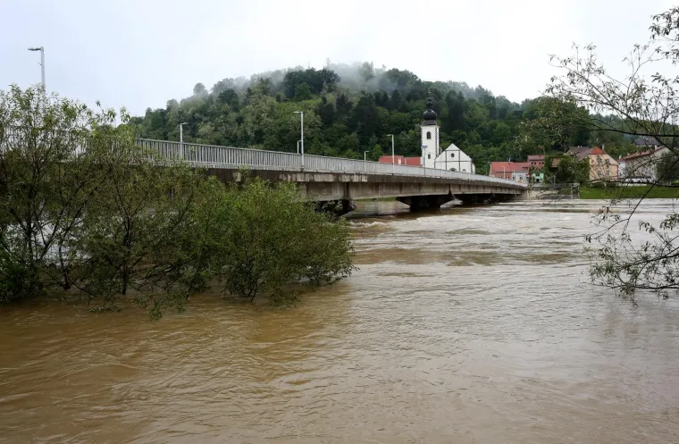 Hrvatska Kostajnica: Vodostaj rijeke Une pada, mje&scaron;tani i vatrogasci nastavljaju borbu