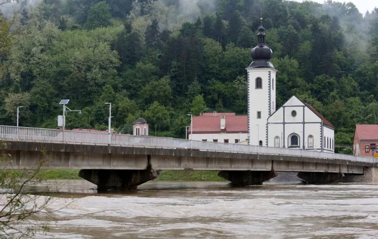 Hrvatska Kostajnica: Vodostaj rijeke Une pada, mje&scaron;tani i vatrogasci nastavljaju borbu