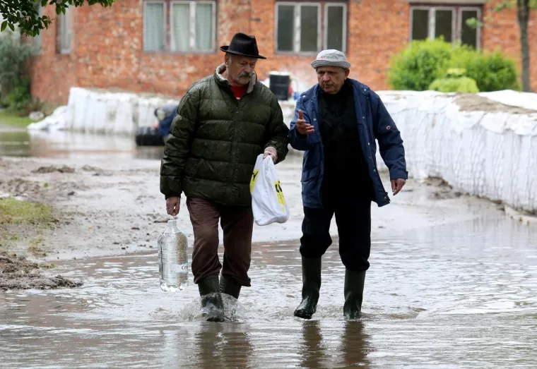 Hrvatska Kostajnica: Vodostaj rijeke Une pada, mje&scaron;tani i vatrogasci nastavljaju borbu
