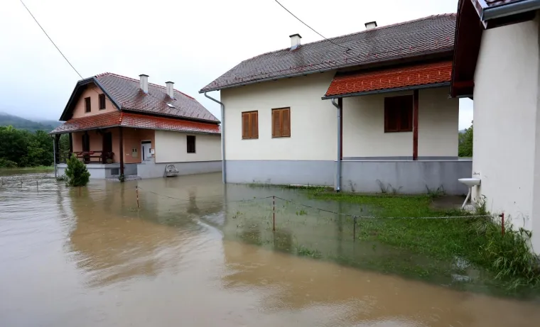 Hrvatska Kostajnica: Vodostaj rijeke Une pada, mje&scaron;tani i vatrogasci nastavljaju borbu