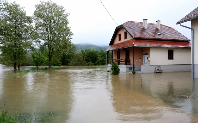 Hrvatska Kostajnica: Vodostaj rijeke Une pada, mje&scaron;tani i vatrogasci nastavljaju borbu