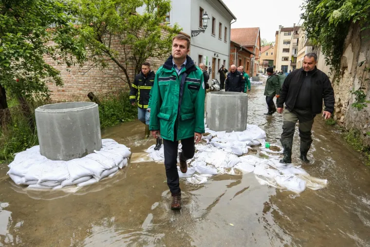 Vodostaji kod Hrvatske Kostajnice rastu, pune se vreće s pijeskom