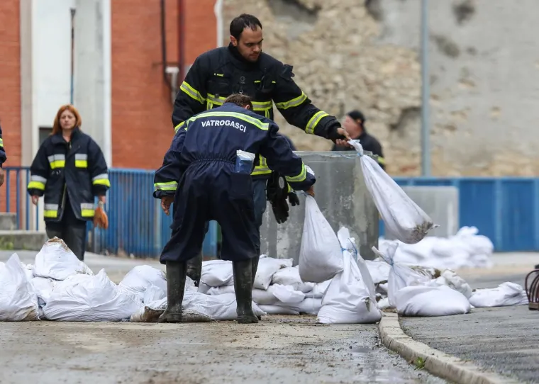 Vodostaji kod Hrvatske Kostajnice rastu, pune se vreće s pijeskom