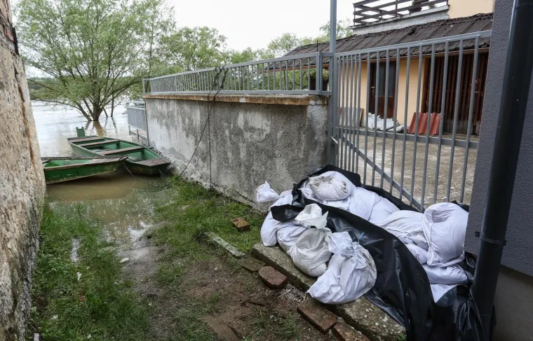 Vodostaji kod Hrvatske Kostajnice rastu, pune se vreće s pijeskom