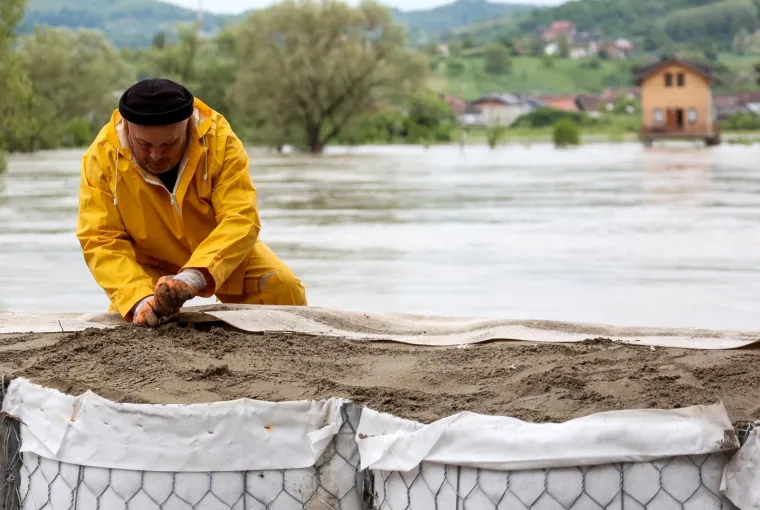 Vodostaji kod Hrvatske Kostajnice rastu, pune se vreće s pijeskom