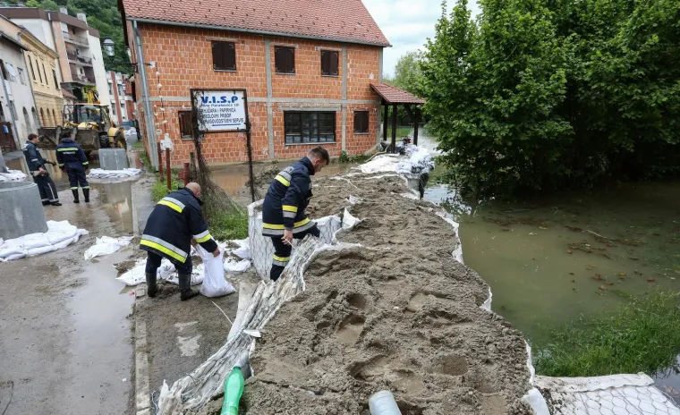 Vodostaji kod Hrvatske Kostajnice rastu, pune se vreće s pijeskom