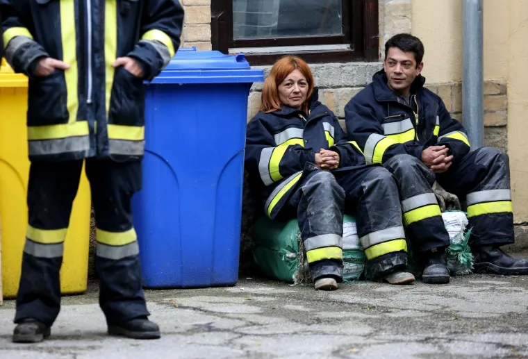 Vodostaji kod Hrvatske Kostajnice rastu, pune se vreće s pijeskom