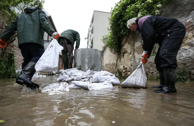 Vodostaji kod Hrvatske Kostajnice rastu, pune se vreće s pijeskom