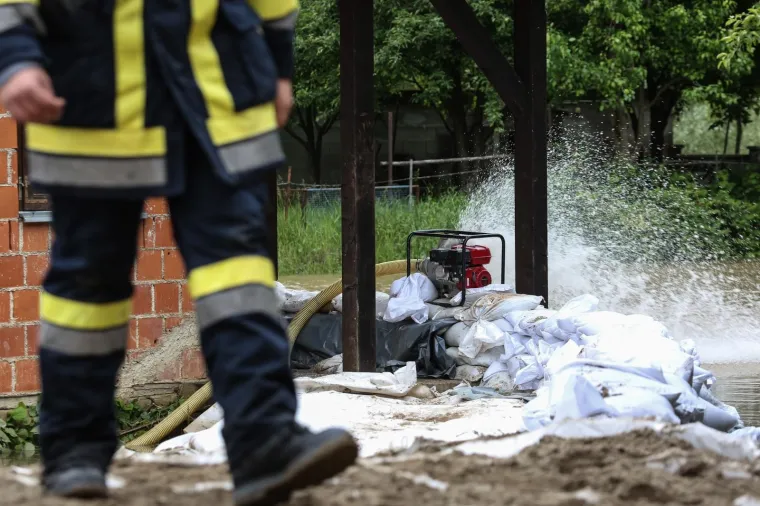 Vodostaji kod Hrvatske Kostajnice rastu, pune se vreće s pijeskom