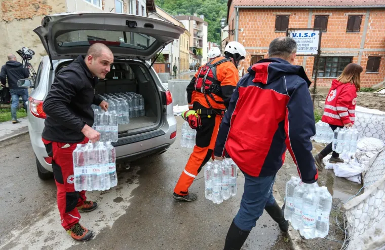 Vodostaji kod Hrvatske Kostajnice rastu, pune se vreće s pijeskom