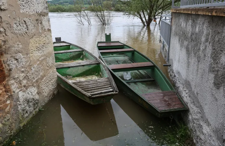 Vodostaji kod Hrvatske Kostajnice rastu, pune se vreće s pijeskom