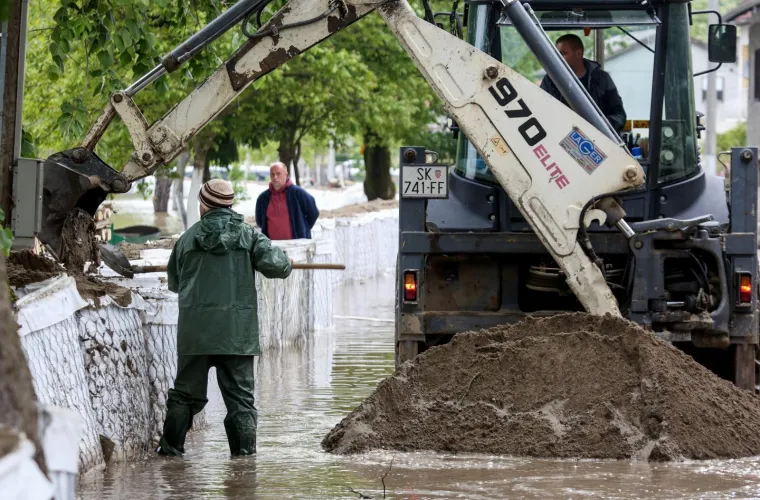 Vodostaji kod Hrvatske Kostajnice rastu, pune se vreće s pijeskom