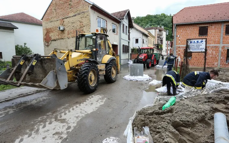 Vodostaji kod Hrvatske Kostajnice rastu, pune se vreće s pijeskom