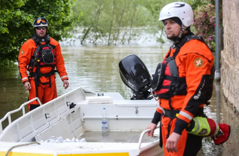 Vodostaji kod Hrvatske Kostajnice rastu, pune se vreće s pijeskom