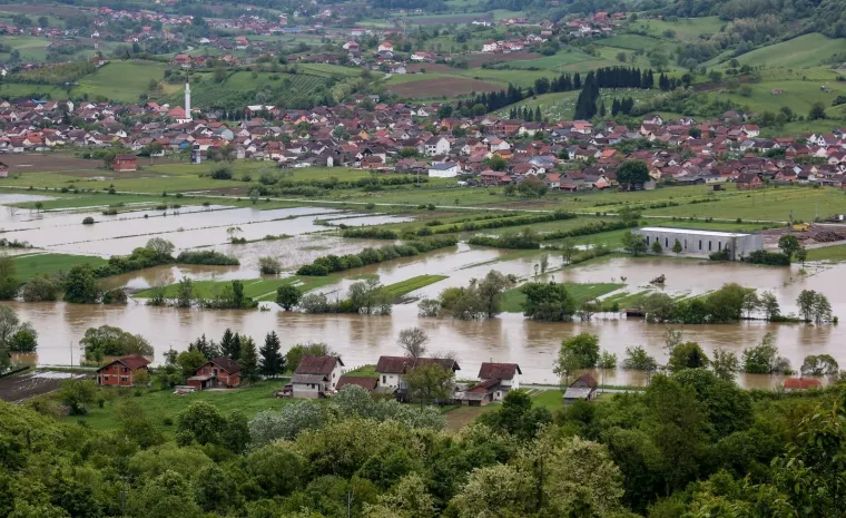 Vodostaji kod Hrvatske Kostajnice rastu, pune se vreće s pijeskom
