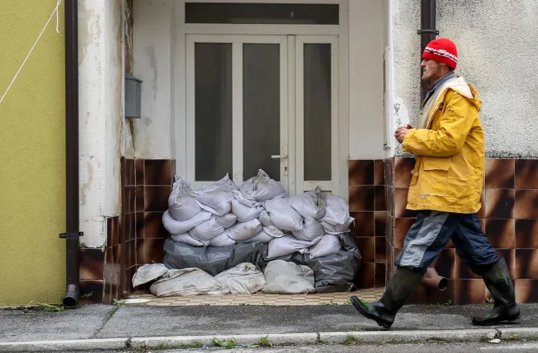 Vodostaji kod Hrvatske Kostajnice rastu, pune se vreće s pijeskom