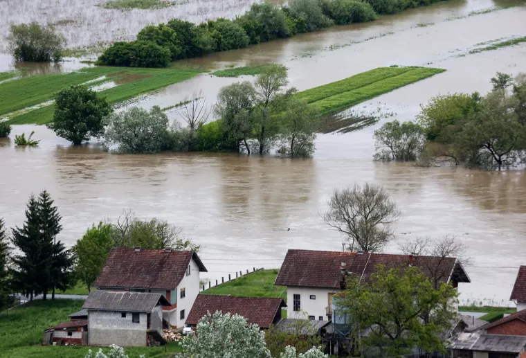 Vodostaji kod Hrvatske Kostajnice rastu, pune se vreće s pijeskom