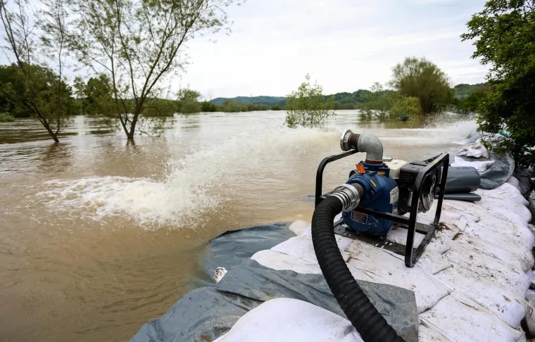 Vodostaji kod Hrvatske Kostajnice rastu, pune se vreće s pijeskom