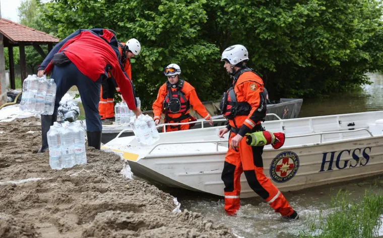 Vodostaji kod Hrvatske Kostajnice rastu, pune se vreće s pijeskom