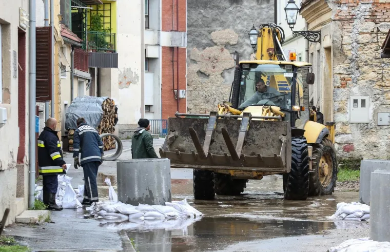 Vodostaji kod Hrvatske Kostajnice rastu, pune se vreće s pijeskom