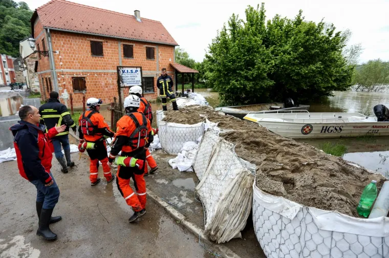 Vodostaji kod Hrvatske Kostajnice rastu, pune se vreće s pijeskom
