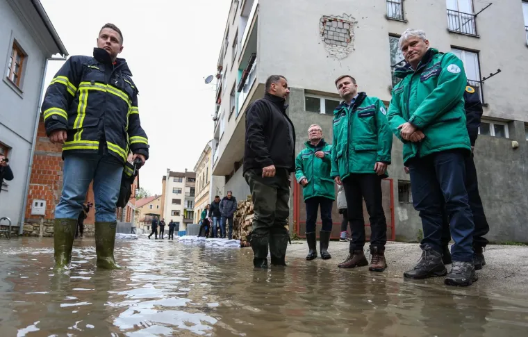 Vodostaji kod Hrvatske Kostajnice rastu, pune se vreće s pijeskom