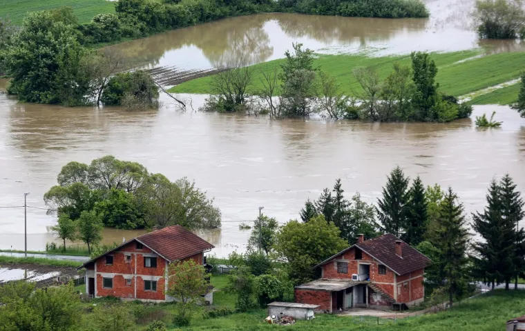 Vodostaji kod Hrvatske Kostajnice rastu, pune se vreće s pijeskom