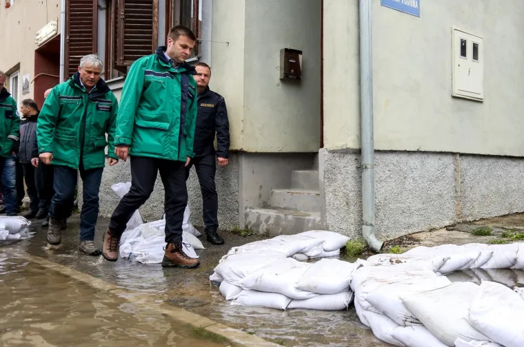 Vodostaji kod Hrvatske Kostajnice rastu, pune se vreće s pijeskom
