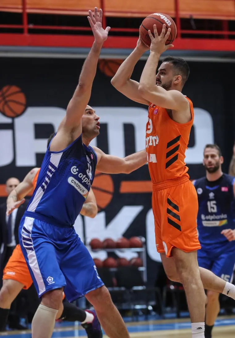 Zadar je u Zagrebu napravio ono za što su mu mnogi nakon prve dvije utakmice i dva poraza šanse mjerili u promilima. Izjednačio je polufinalnu seriju protiv Cedevite na 2-2 i za tri dana na svom će Višnjiku, bez dvojbe punom, imati priliku kreirati povratak koji definitivno spada u kategoriju senzacionalnih.