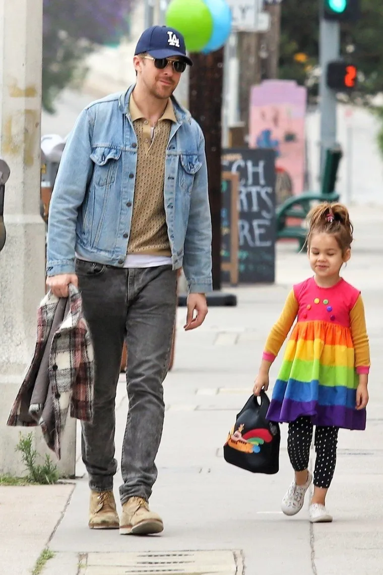 Holivudski glumac Ryan Gosling osvojio je simpatije i izmamio uzdahe svojim obožavateljicama kada je uočen kako šeta sa svojom četverogodišnjom kćeri Esmeraldom ulicama Los Angelesa. Foto: Profimedia