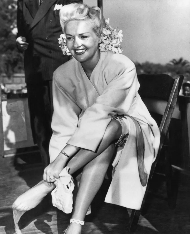 Američka glumica Betty Grable (1916.-1973.),  debitirala je kao djevojčica 1929., a proslavila se nizom uloga u mjuziklima '40-ih. Njezine je noge filmski studio i osigurao. Tijekom Drugog svjetskog rata je postala pin-up djevojka poznata kao 'cura s nogama od milijun dolara'. Nadimak je opravdala i na dražbama. Najlonke koje je nosila prodavane su i na dražbama za otprilike 40.000 dolara. Sav prihod je išao za američke ratne potrebe.
