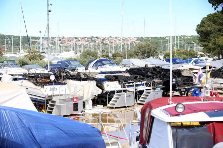 Požar zahvatio devet brodica u suhoj marini Punat, nema ozlijeđenih