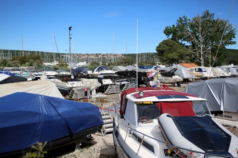 Požar zahvatio devet brodica u suhoj marini Punat, nema ozlijeđenih