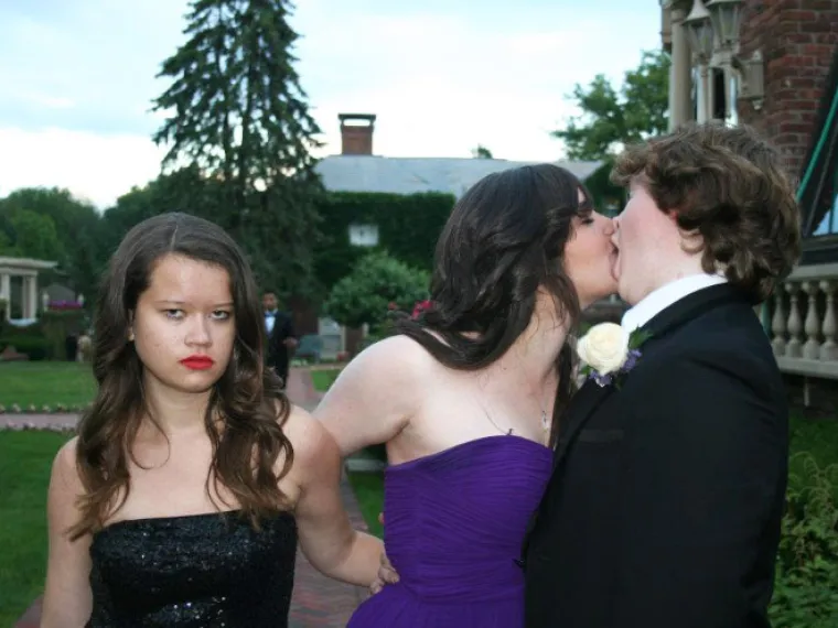 Dobro jutro tugo: Slike koje savr&scaron;eno opisuju kako je to biti 'treći kotač' u nečijoj vezi