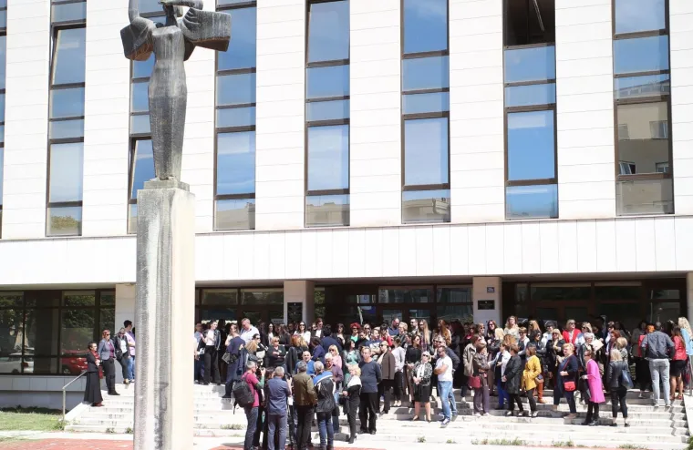 Prosvjed zaposlenika sudova diljem Hrvatske: 'Veće plaće svima ili nikome!'