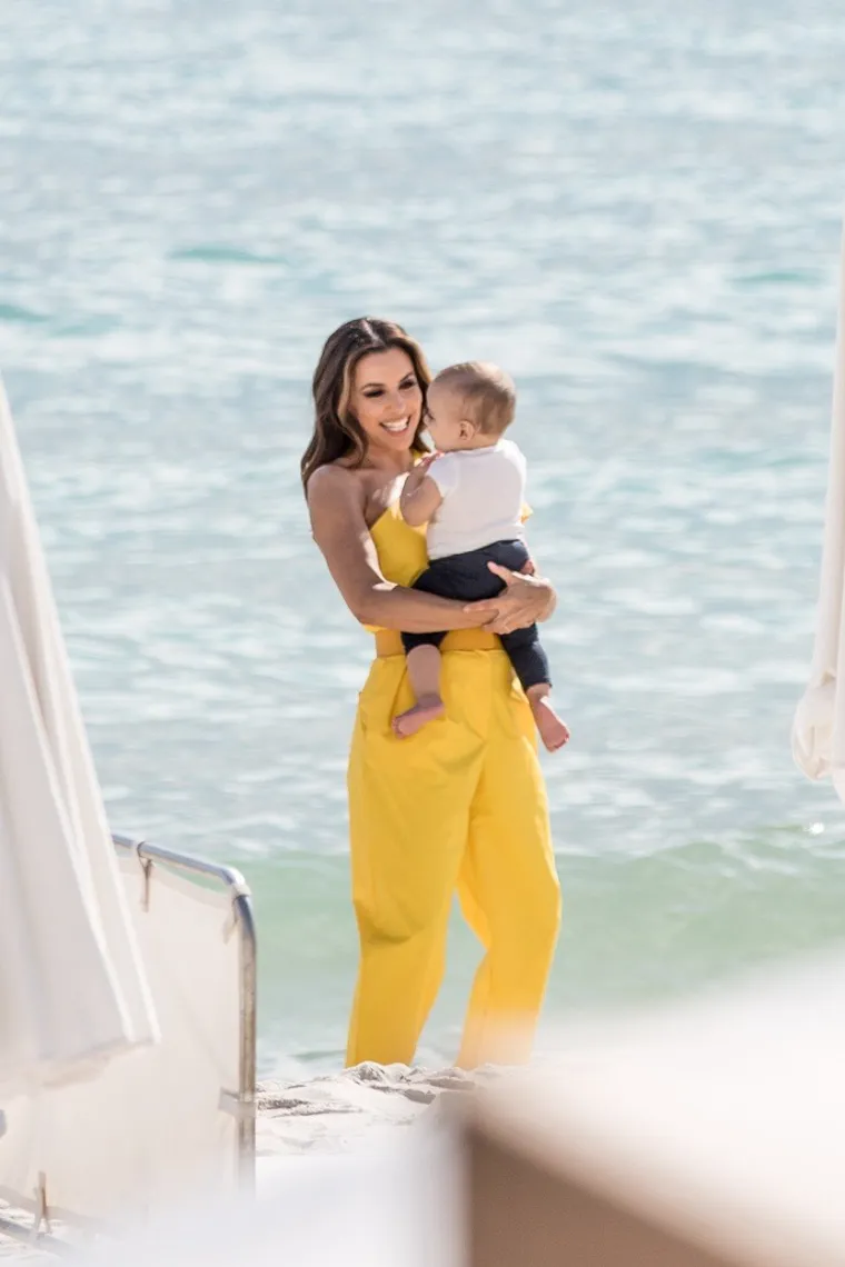 Američka glumica Eva Longoria na festival u Cannesu povela je svog desetomjesečnog sinčića Santiaga s kojim provodi svaki slobodni trenutak. Foto: Profimedia
