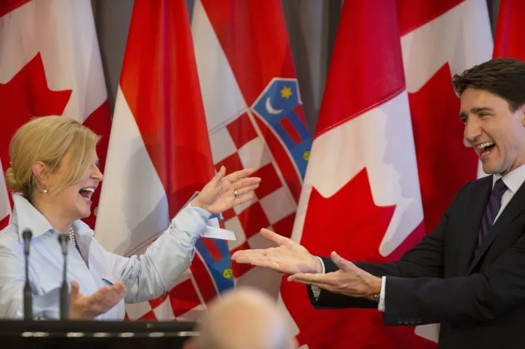PREDSJEDNICA I TRUDEAU RAZMIJENILI ODUŠEVLJENE POGLEDE: Kolinda za susret s kanadskim premijerom odjenula neobičnu haljinu