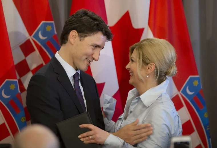 PREDSJEDNICA I TRUDEAU RAZMIJENILI ODUŠEVLJENE POGLEDE: Kolinda za susret s kanadskim premijerom odjenula neobičnu haljinu