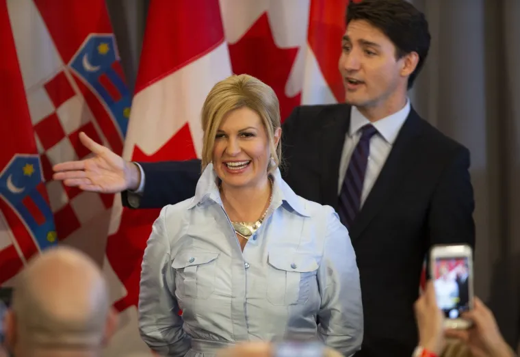 PREDSJEDNICA I TRUDEAU RAZMIJENILI ODUŠEVLJENE POGLEDE: Kolinda za susret s kanadskim premijerom odjenula neobičnu haljinu